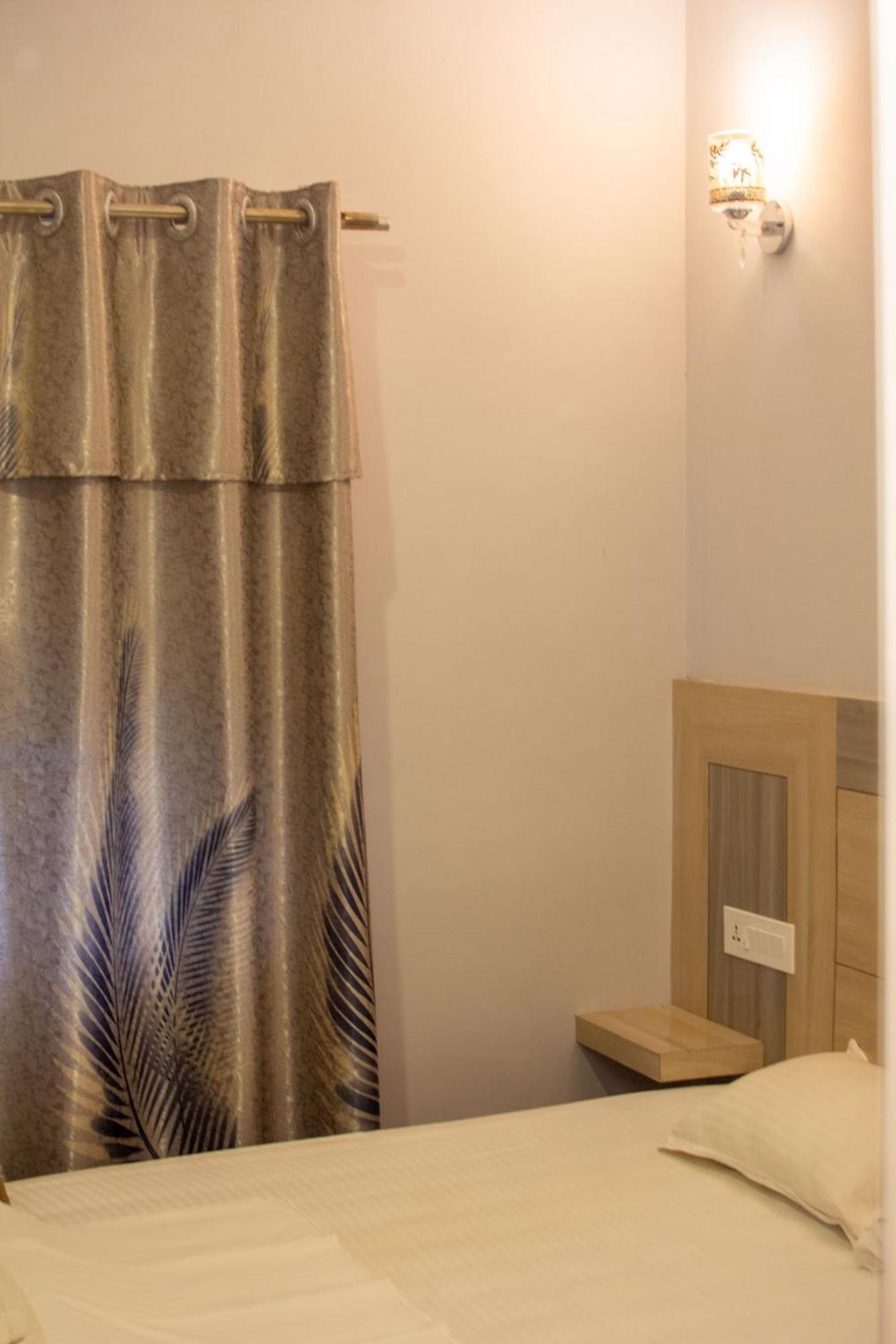 Galaxy Guest House Siddharthanagar Bilik gambar